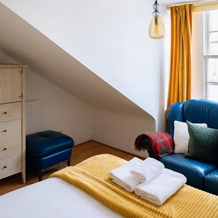 Charming 3 Bedroom Apartment In The Heart Of Vibrant Old Town 爱丁堡 外观 照片