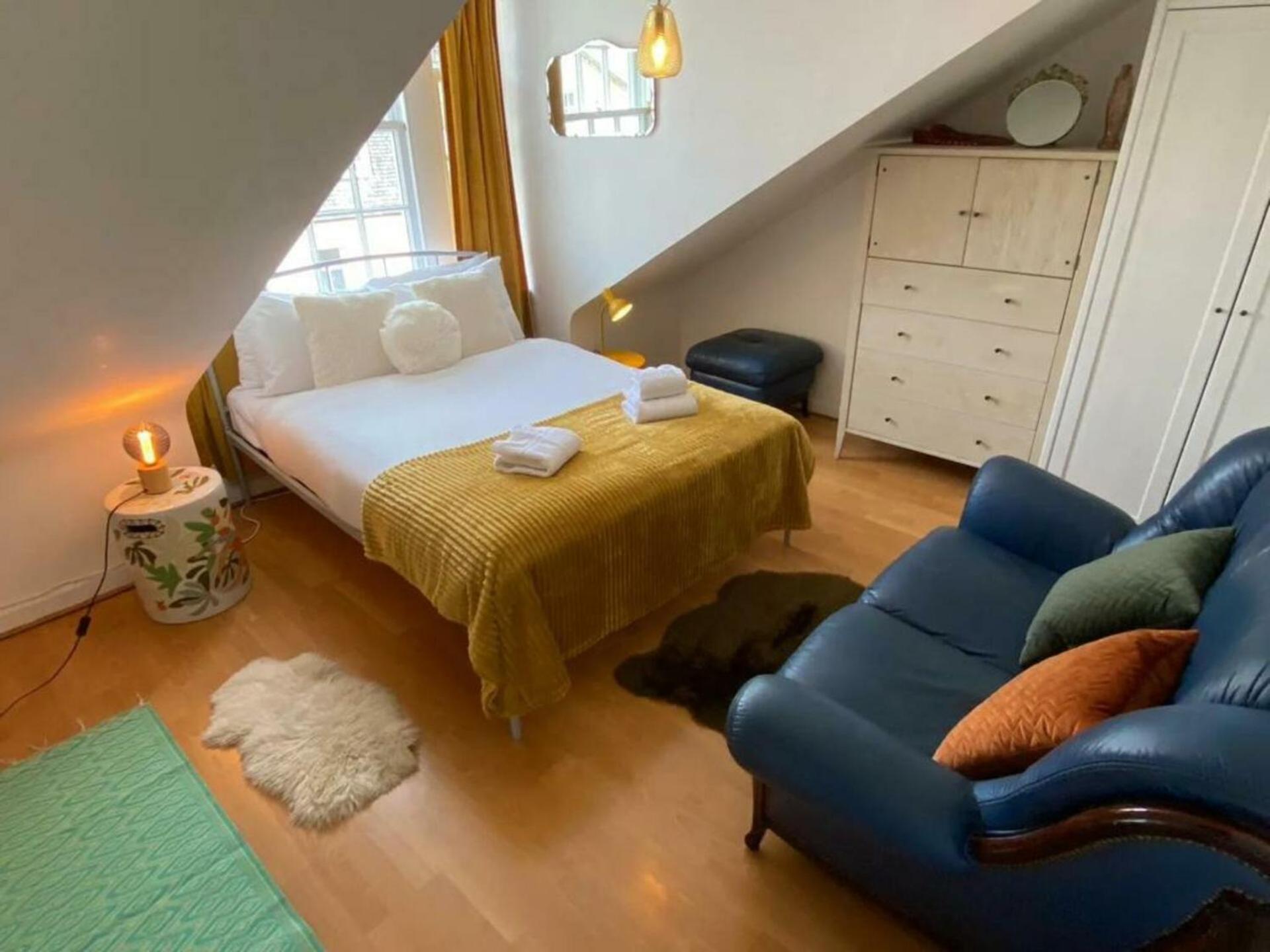 Charming 3 Bedroom Apartment In The Heart Of Vibrant Old Town 爱丁堡 外观 照片