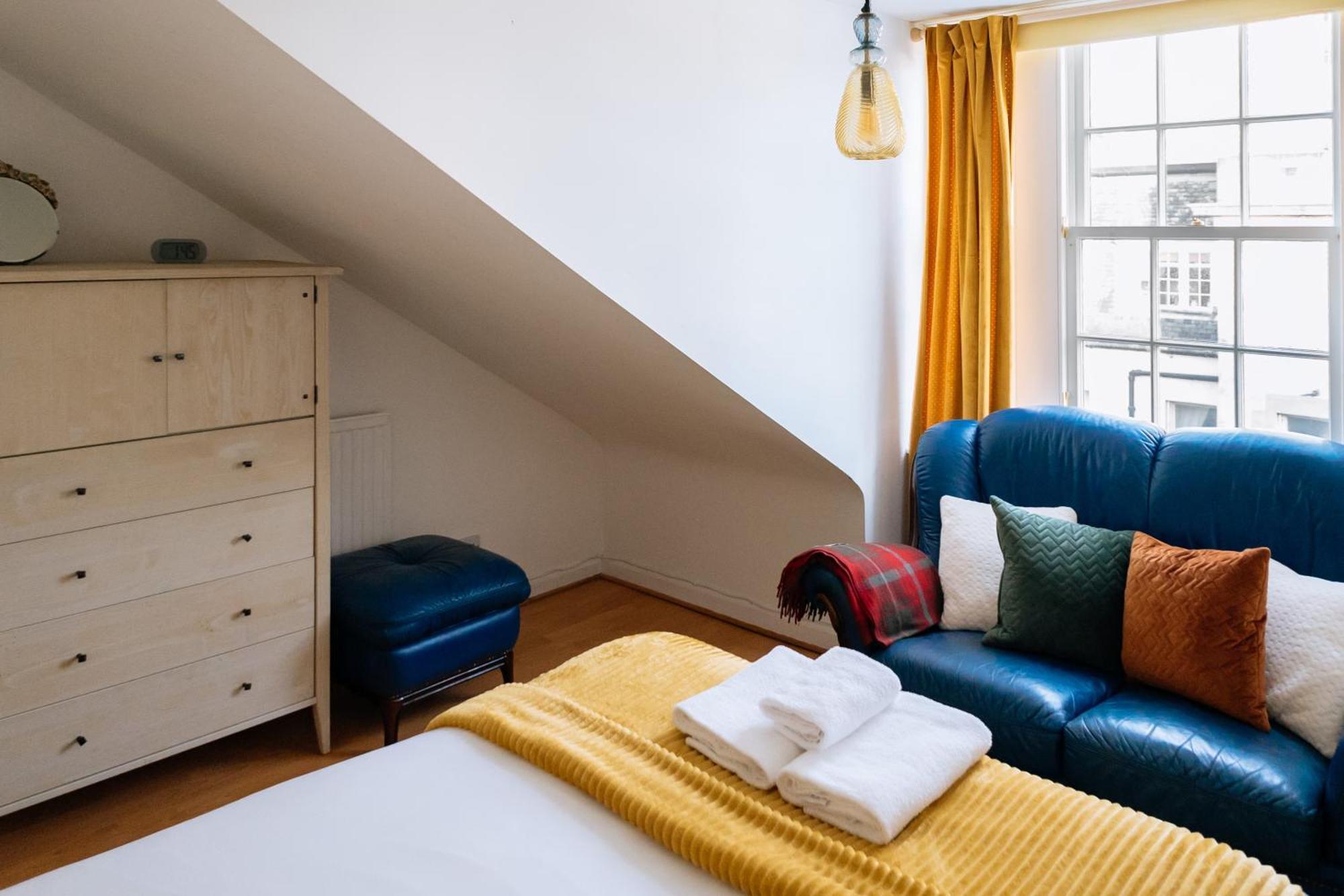 Charming 3 Bedroom Apartment In The Heart Of Vibrant Old Town 爱丁堡 外观 照片
