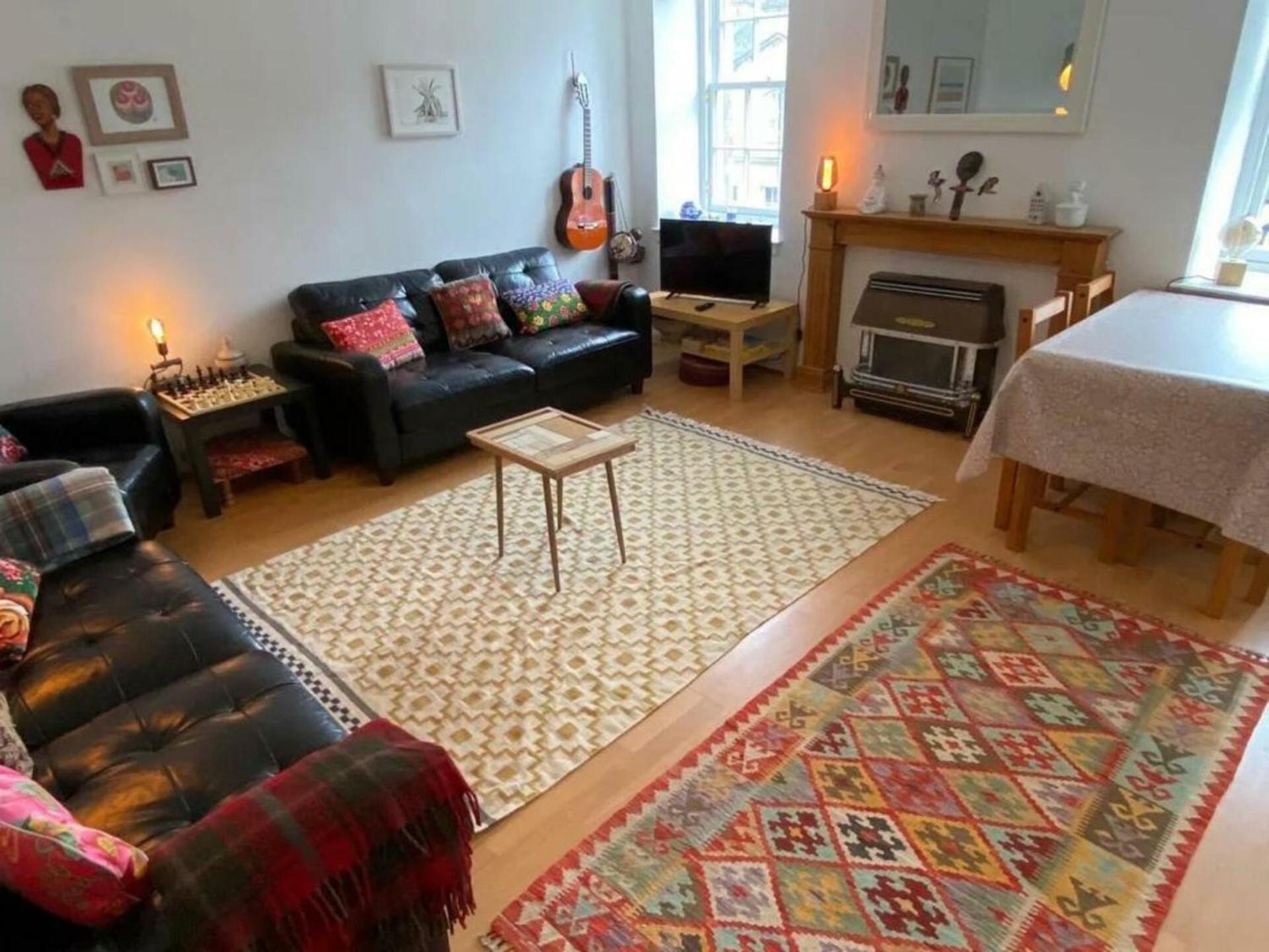 Charming 3 Bedroom Apartment In The Heart Of Vibrant Old Town 爱丁堡 外观 照片