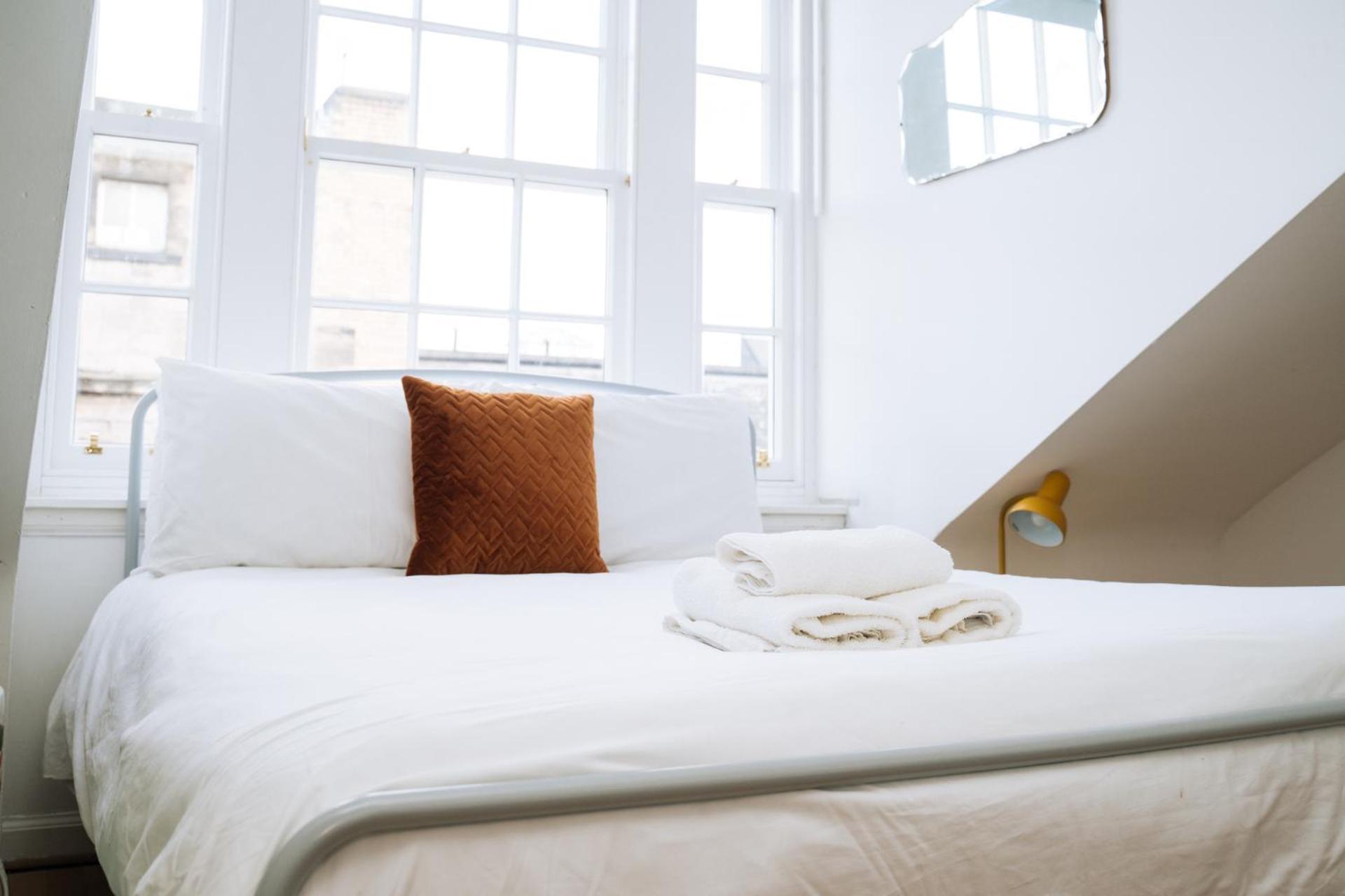 Charming 3 Bedroom Apartment In The Heart Of Vibrant Old Town 爱丁堡 外观 照片
